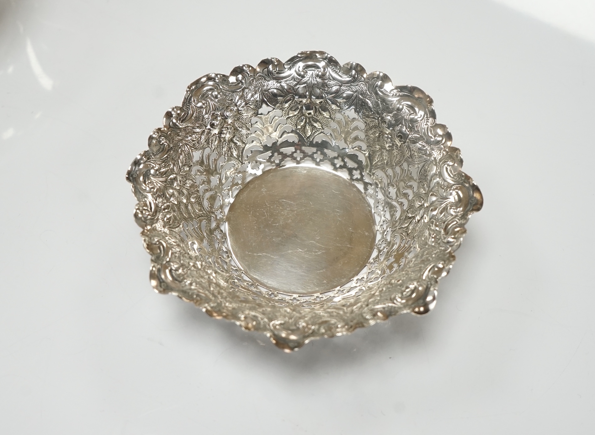 An Edwardian silver porringer, London, 1904, height 72mm, together with a pierced silver bonbon dish and an egg cup, 6.4oz. Condition - fair to good